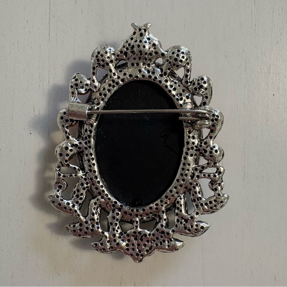 Vintage-Inspired Grey Cameo Brooch with Red Orange and Teal Stones - Picture 3 of 5